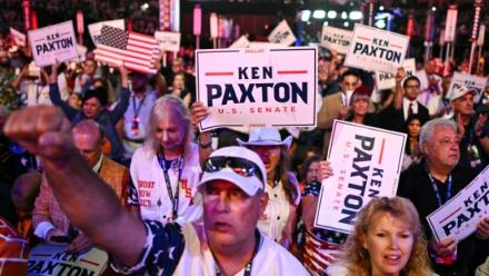 Des militants durant un discours de Ken Paxton à Dallas, au Texas le 9  septembre 2026
