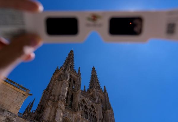 Des lunettes d'observation d'éclipse certifiées conformes à la norme de sécurité internationale ISO 12312-2 à Burgos, le 2 juillet 2026 en Espagne