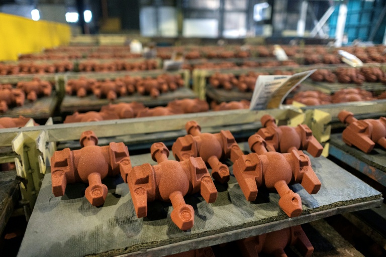 Des composants mécaniques sur la ligne de production de la Fonderie de Bretagne, à Caudan (Morbihan), le 14 mai 2025