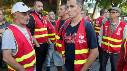 Des syndicalistes CGT de la Fonderie de Bretagne (FDB) devant le tribunal de commerce de Lorient, le 3 juillet 2026