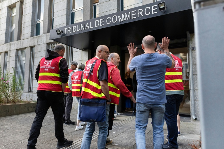 Des syndicalistes CGT de la Fonderie de Bretagne (FDB) devant le tribunal de commerce de Lorient, le 3 juillet 2026 dans le Morbihan