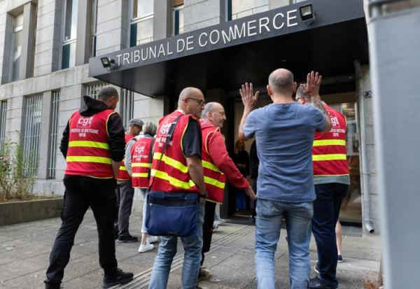 Des syndicalistes CGT de la Fonderie de Bretagne (FDB) devant le tribunal de commerce de Lorient, le 3 juillet 2026 dans le Morbihan