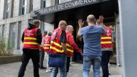 Des syndicalistes CGT de la Fonderie de Bretagne (FDB) devant le tribunal de commerce de Lorient, le 3 juillet 2026 dans le Morbihan