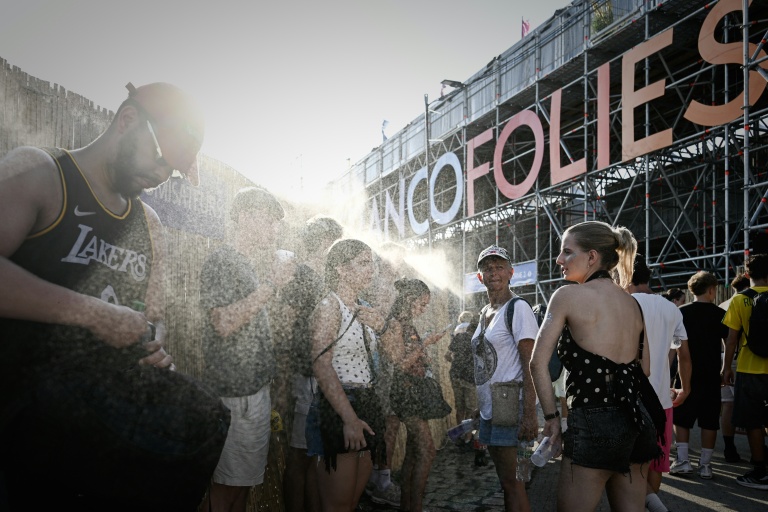 Des festivaliers se rafraîchissent à l'aide de brumisateurs aux Francofolies de La Rochelle, le 11 juillet 2026