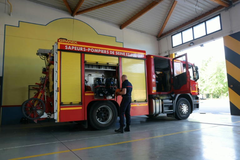 Un pompier du service d'incendie et de secours (SDIS 77) vérifie le fonctionnement d'un véhicule dans la caserne de Ferrières-en-Brie, en Seine-et-Marne, le 10 juillet 2026 
