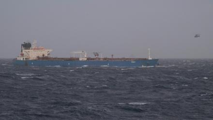 Photo diffusée par l'état-major français des armées, le 22 janvier 2026, montrant des hélicoptères au-dessus d'un pétrolier en mer Méditerranée