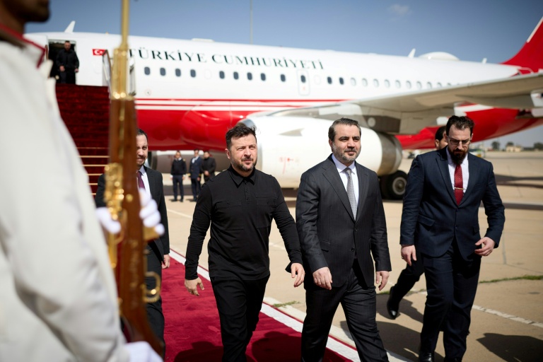 Le président ukrainien Volodymyr Zelensky accueilli à son arrivée à Damas par le ministre syrien des Affaires étrangères Assaad al-Chaibani, sur une photographie diffusée le 5 avril par le service de presse de la présidence ukrainienne 