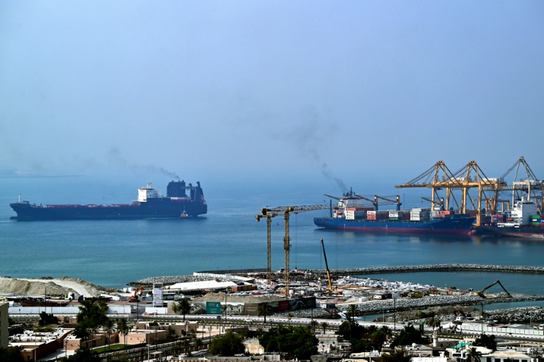 Des navires dans le port émirati de Khor Fakkan, le 14 juillet 2026