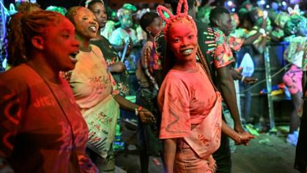 Des jeunes ivoiriens assistent à un concert et dansent le biama à Abidjan, le 29 août 2026