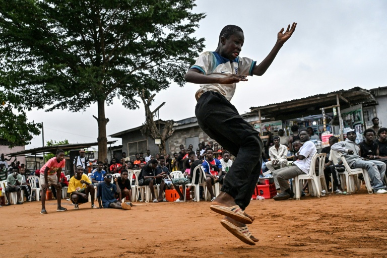 Un jeune homme fait une démonstration de biama, à Abidjan, le 19 août 2026