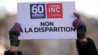 Une affichette "Non à la disparition" lors d'un rassemblement d'employés du journal "60 millions de consommateurs" devant l'Institut national de la consommation (INC), à Malakoff, le 2 février 2026 dans les Hauts-de-Seine