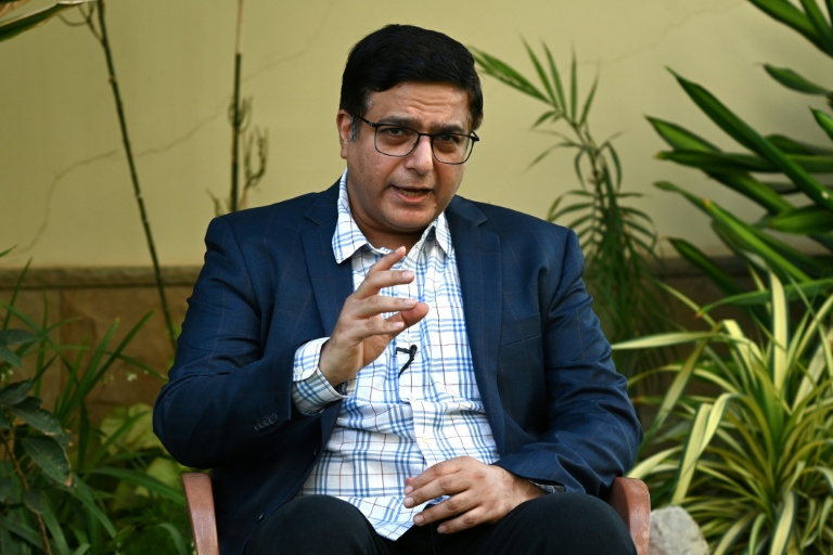 Waheed Ahmed, dirigeant du syndicat professionnel All Pakistan Fruit and Vegetable Exporter Association, lors d'un entretien avec l'AFP à Karachi, le 5 juin 2026 au Pakistan