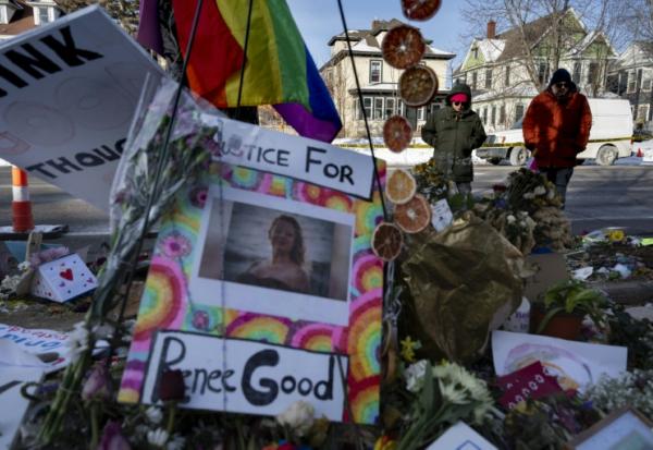 Un mémorial en hommage à Renee Good, abattue par des agents fédéraux de la police de l'immigration, le 26 janvier 2026 à Minneapolis, dans le Minnesota