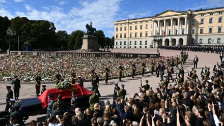Le cercueil du défunt roi Harald V de Norvège porté en cortège du Palais royal vers la cathédrale d’Oslo, le 9 septembre 2026