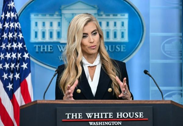 La nouvelle porte-parole de la Maison Blanche, Katie Zacharia, lors de son premier point presse dans la salle James Brady de la Maison Blanche, le 13 octobre 2026 à Washington