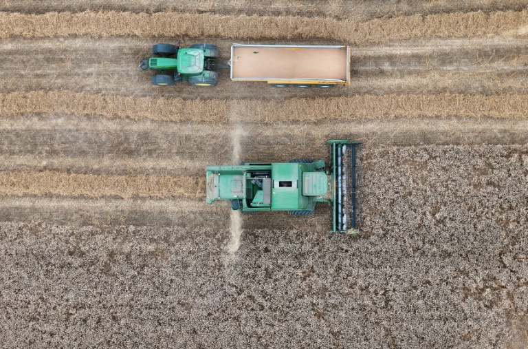 Depuis les années 90, alors que les sols s'épuisent et le réchauffement s'accélère, l'UE ajoute aux aides des objectifs environnementaux, de santé...