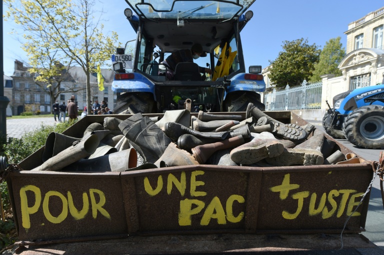 Un agriculteur de la Confédération paysanne à bord de son tracteur lors d'une manifestation contre la PAC le 13 avril 2021, à Rennes