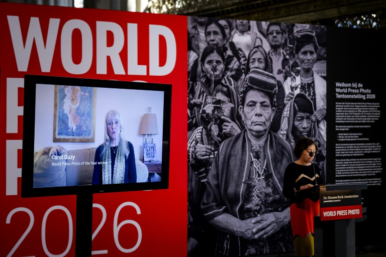 La photographe Carol Guzy, lauréate du prix World Press Photo, sur un écran vidéo lors de l'annonce des prix World Press Photo 2026, à Amsterdam, le 23 avril 2026