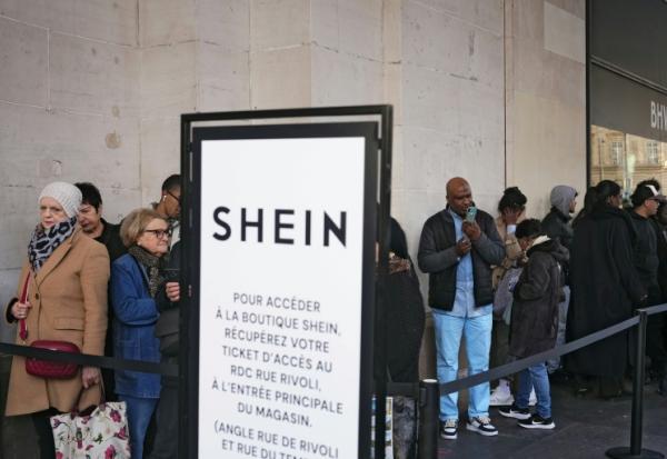 Des personnes font la queue devant le Bazar de l'Hôtel de Ville (BHV) à Paris, le jour de l'ouverture du premier magasin physique du géant asiatique du commerce en ligne Shein, le 5 novembre 2025
