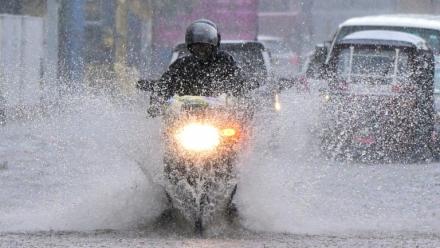 Une rue inondée, alors que la pluie a repris, à Colombo le 5 décembre 2025 