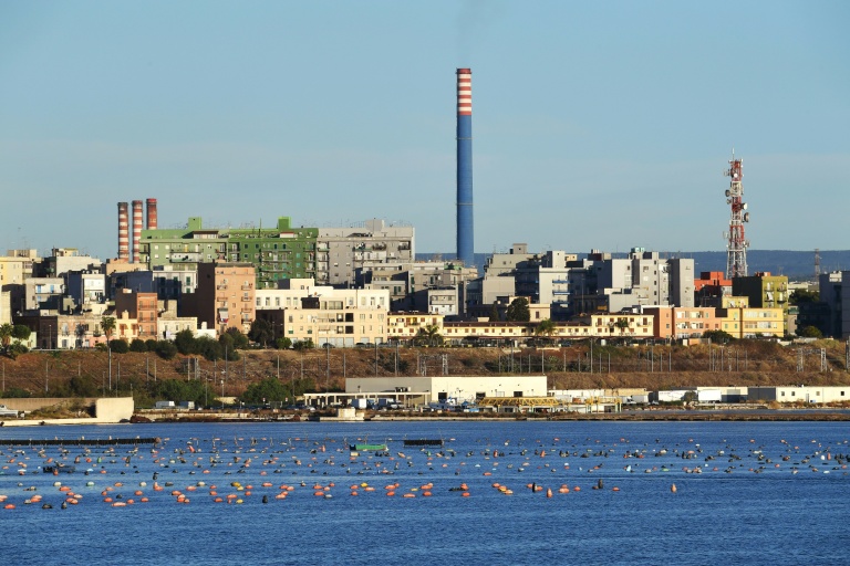 Vue de l'aciérie ArcelorMittal Italia (ex-Ilva), surplombant le quartier résidentiel de Tamburi à Tarente, dans le sud de l'Italie, le 8 novembre 2019