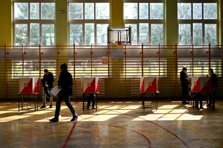 Des électeurs votent au 1er tour de la présidentielle à Varsovie, le 18 mai 2025 en Pologne