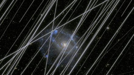 Une image simulant la contamination de l'univers par la lumière des satellites réalisée par la NASA, le 3 décembre 2025