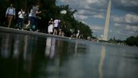 Des promeneurs longent le bassin réfléchissant du Lincoln Memorial après l'achèvement de travaux de rénovation, le 18 juin 2026 à Washington