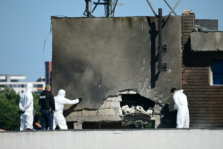 Des policiers et enquêteurs sur le lieu d'impact après qu'un drone russe a percuté un immeuble d'habitation à Galati, le 29 mai 2026 dans l'est de la Roumanie
