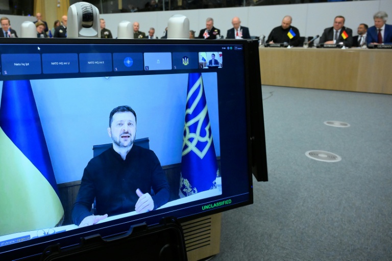 Le président ukrainien Volodymyr Zelensky apparaît sur un écran en direct au début d'une réunion du groupe de contact de la défense de l'Ukraine au siège de l'Otan, à Bruxelles, le 4 juin 2025