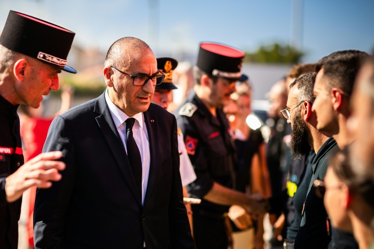 Le ministre de l'Intérieur, Laurent Nuñez (2e g), arrive au centre de commandement du Service départemental d'incendie et de secours des Pyrénées-Orientales (SDIS 66), alors qu'un feu de forêt fait rage à Ille-sur-Têt, près de Perpignan, le 6 juillet 2026 