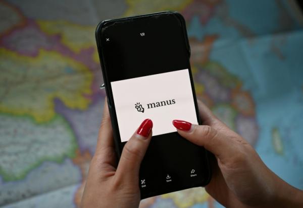 Logo Manus, sur un téléphone mobile, à Pékin le 28 avril 2026.