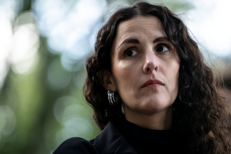 Aïda Belloulid, compagne du photoreporter français Antoni Lallican, tué en Ukraine en octobre 2025, assiste au dévoilement de la stèle 2026 en hommage aux journalistes tués dans l'exercice de leurs fonctions au cours de l'année écoulée, le 8 octobre 2026 à Bayeux, dans le Calvados