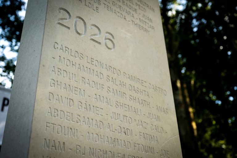 La stèle 2026 en hommage aux journalistes tués dans l'exercice de leurs fonctions au cours de l'année écoulée, dévoilée au mémorial des reporters à Bayeux, le 8 octobre 2026 dans le Calvados