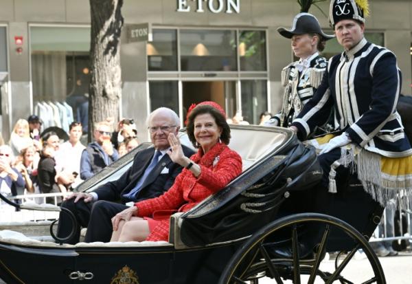 Le roi Carl XVI Gustaf et la reine Silvia de Suède défilent en calèche dans les rues de Stockholm à l'occasion de leurs noces d'or, le 13 juin 2026