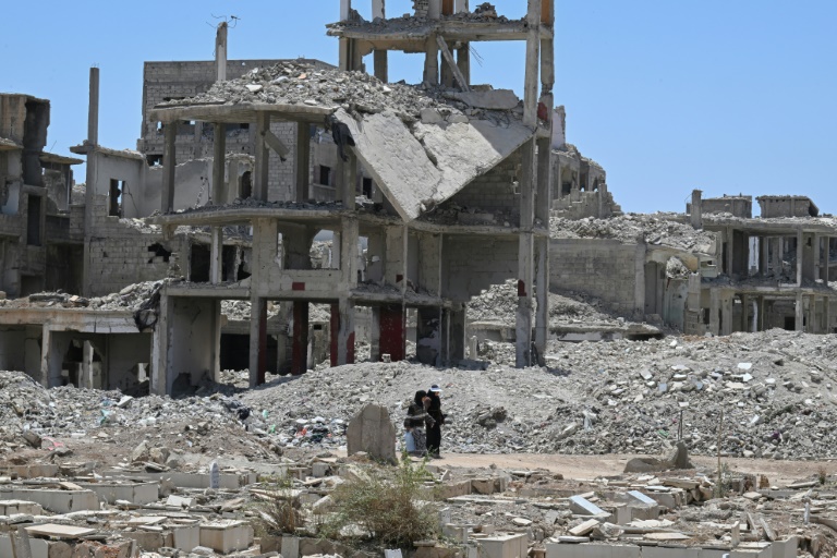 Des bâtiments détruits pendant les 14 ans de la guerre civile syrienne, dans le camp de réfugiés palestiniens de Yarmouk, dans le sud de Damas, le 22 mai 2025