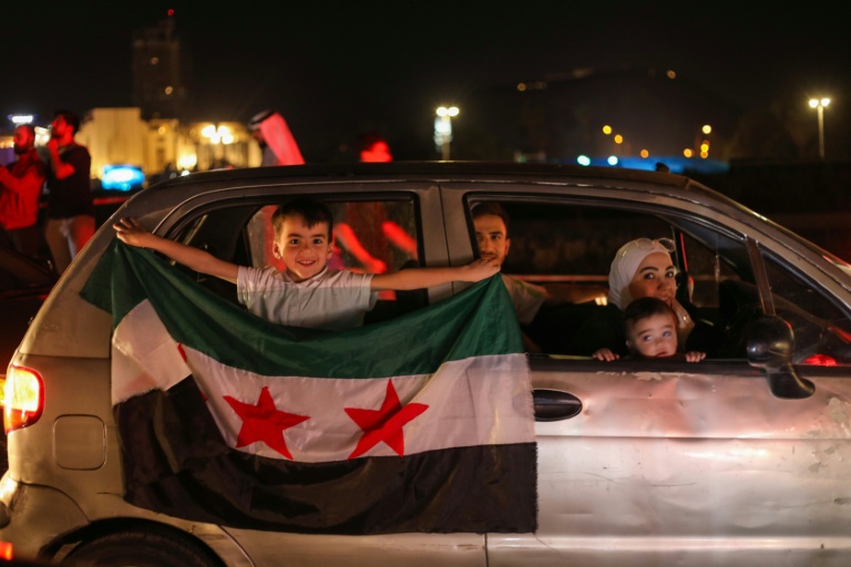 Des familles syriennes célèbrent l'annonce de Donald Trump d'une levée des sanctions américaines, le 13 mai 2025 à Damas