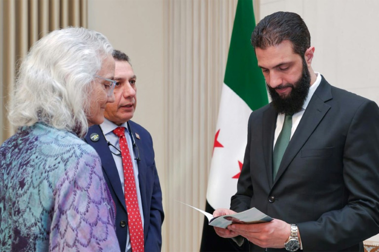 Une photo fournie par l'agence de presse officielle syrienne SANA montre le dirigeant syrien Ahmad al-Chareh rencontrant à Damas Debra Tice, la mère du journaliste américain disparu en Syrie Austin Tice, le 19 janvier 2025