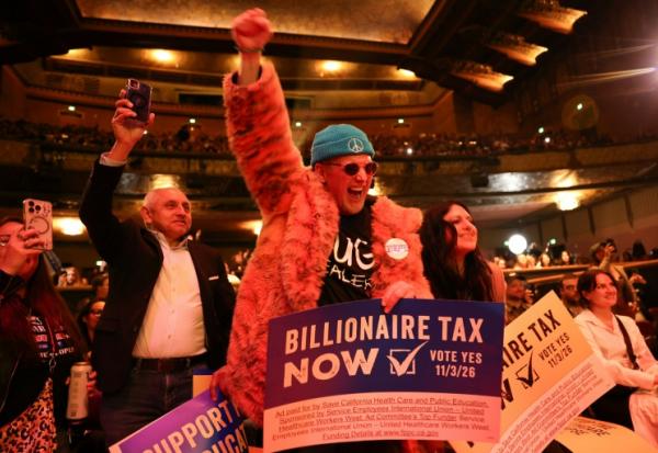 Des participants en faveur d'une taxe sur les milliardaires pour financer le système de santé en Californie, lors d'un meeting de Bernie Sanders à Los Angeles, le 18 février 2026