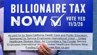 Des partisans de la taxe sur les milliadaires pour financer le système de santé en Californie, lors d'une conférence de presse à Los Angeles, le 27 avril 2026