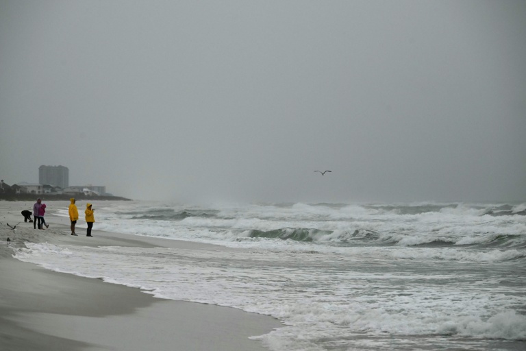 Des personnes observent les fortes vagues à Pensacola Beach à l'approche de l'ouragan Isaias, le 9 octobre 2026 en Floride
