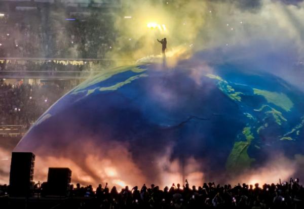 Le rappeur américain Kanye West sur scène au Stade olympique Atatürk d'Istanbul, le 30 mai 2026