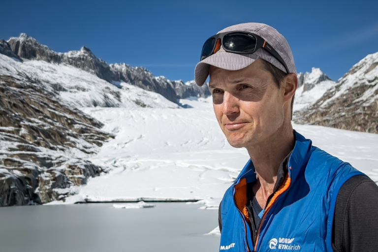 Matthias Huss, glaciologue et chef du réseau de surveillance des glaciers en Suisse (Glamos), lors d'une interview le 28 septembre 2025, près du glacier du Rhône, au-dessus de Gletsch, dans les Alpes suisses