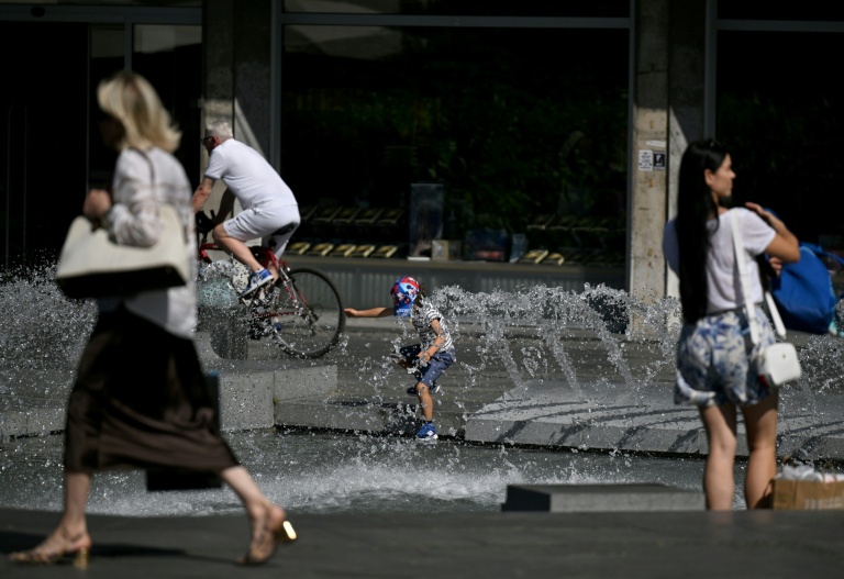 Un enfant se rafraîchit dans une fontaine à Belgrade, le 26 juin 2026 en Serbie, lors d'un épisode de canicule en Europe