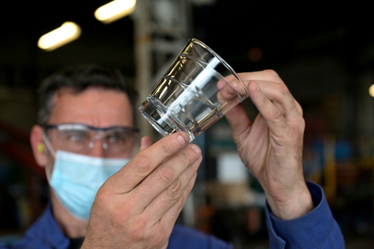Contrôle de qualité des verres à l'usine Duralex de La Chapelle-Saint-Mesmin près d'Orléans, dans le Loiret, le 1er juillet 2021. Fondée en 1945, a inventé le verre trempé et les fameux verres, réputés incassables et vendus dans le monde entier.