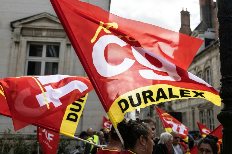 Des salariés de Duralex et des syndicalistes CGT devant le tribunal de commerce d'Orléans, le 17 septembre 2026