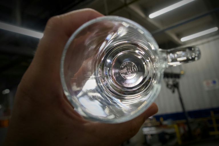 Un salarié contrôle un verre à l'usine Duralex de La Chapelle-Saint-Mesmin près d'Orléans, dans le Loiret, le 31 juillet 2024