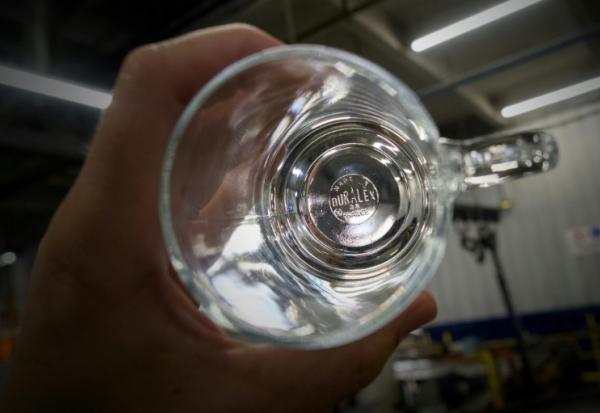 Un salarié contrôle un verre à l'usine Duralex de La Chapelle-Saint-Mesmin près d'Orléans, dans le Loiret, le 31 juillet 2024
