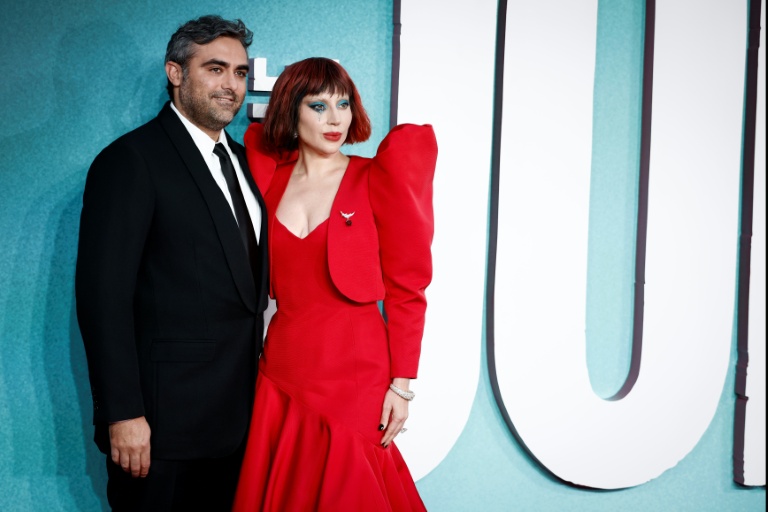 La chanteuse, compositrice et actrice américaine Lady Gaga pose sur le tapis rouge avec son fiancé Michael Polansky à son arrivée à la première britannique de 