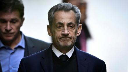 Nicolas Sarkozy quitte son domicile pour se rendre à la prison de la Santé, à Paris, le 21 octobre 2025